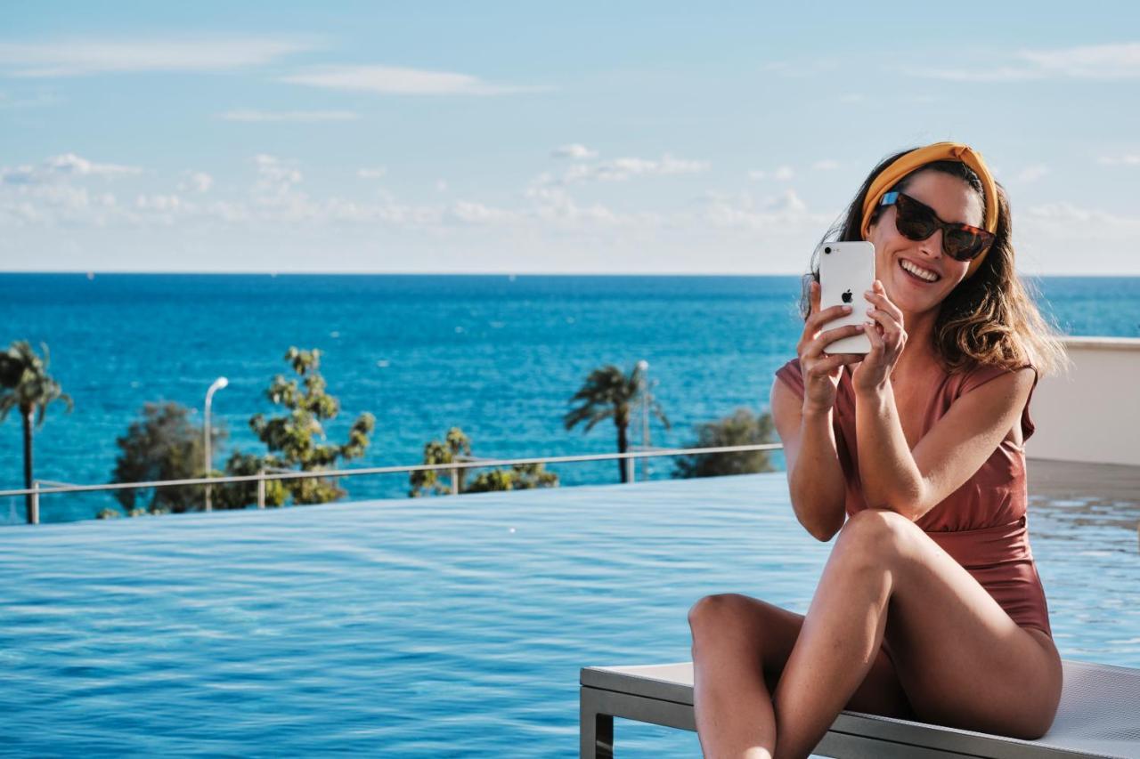 ホテル エリョレンク パルク デ ラ マル パルマ・デ・マリョルカ エクステリア 写真 A woman wearing a swimsuit