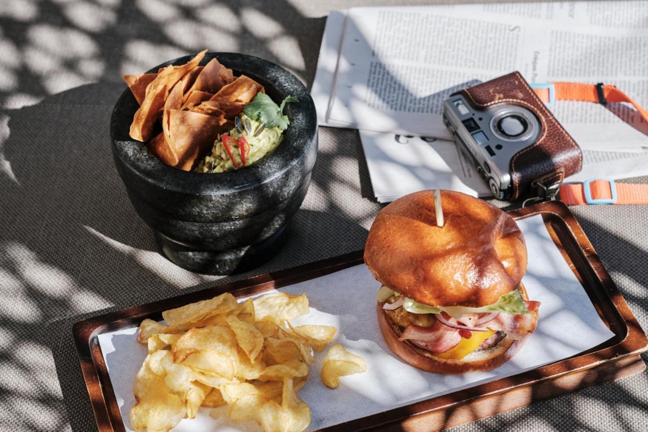 ホテル エリョレンク パルク デ ラ マル パルマ・デ・マリョルカ エクステリア 写真 A falafel and a burger at a restaurant in Tel Aviv