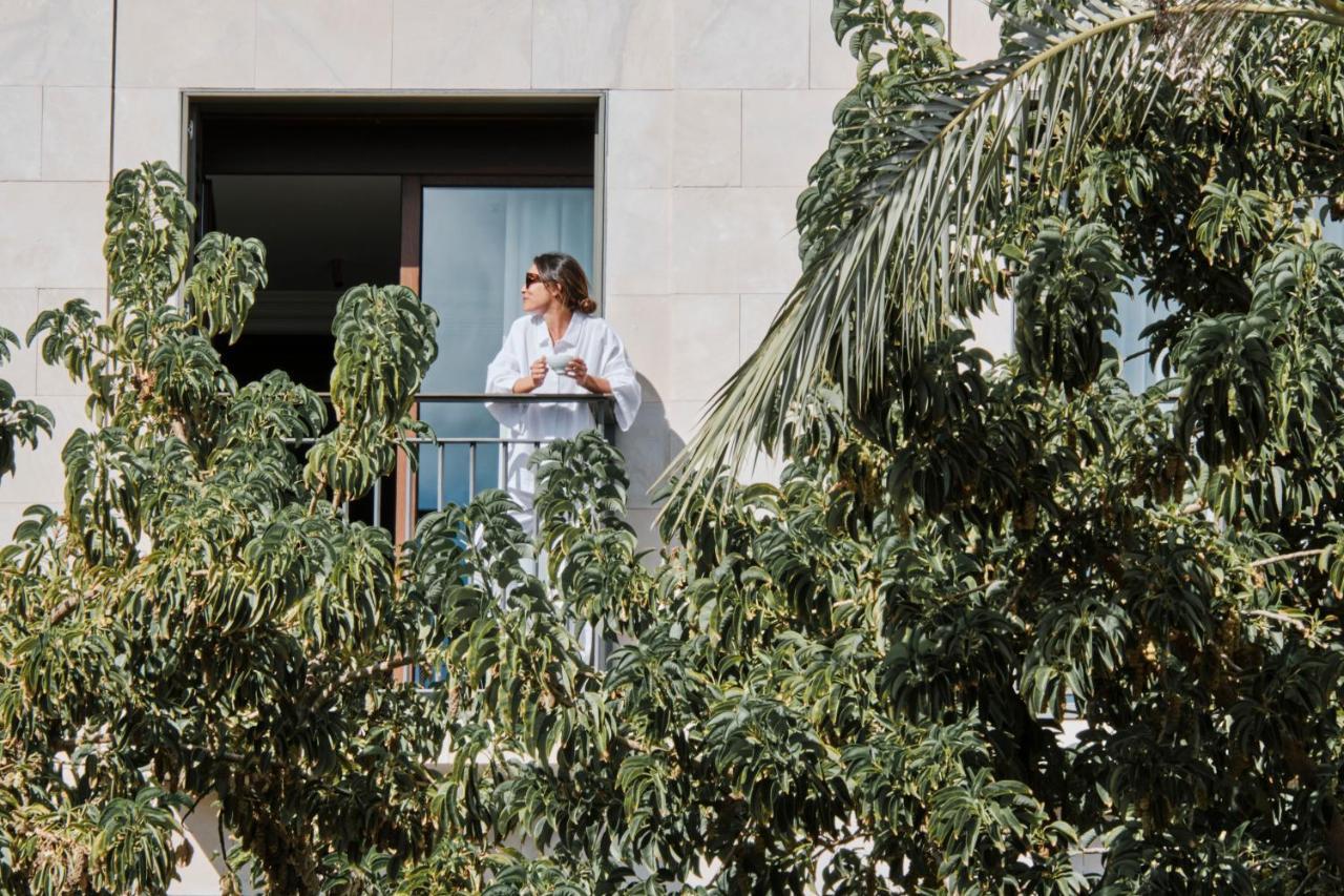 ホテル エリョレンク パルク デ ラ マル パルマ・デ・マリョルカ エクステリア 写真 A woman on a balcony in Madrid, Spain
