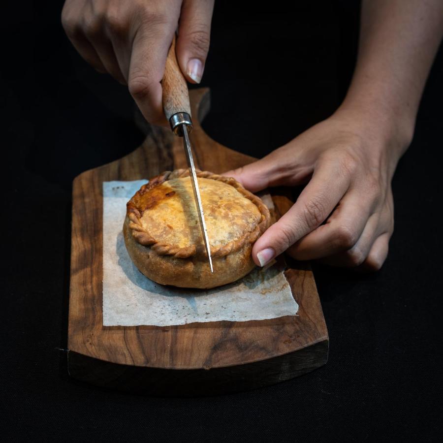 ホテル エリョレンク パルク デ ラ マル パルマ・デ・マリョルカ エクステリア 写真 A pork and apple pie being cut