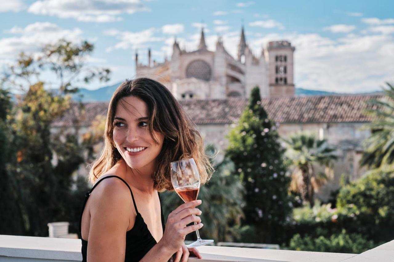 ホテル エリョレンク パルク デ ラ マル パルマ・デ・マリョルカ エクステリア 写真 A woman drinking Sherry