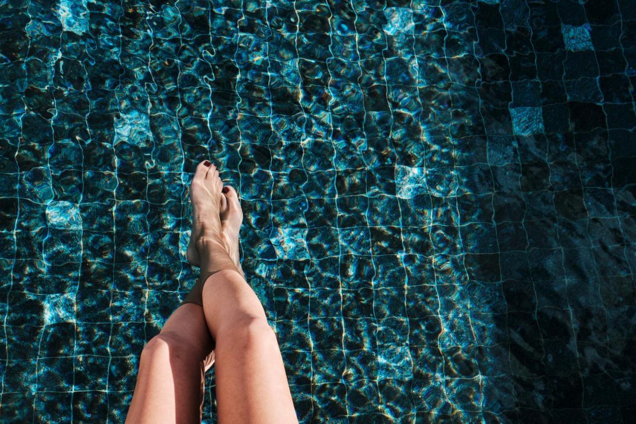 ホテル エリョレンク パルク デ ラ マル パルマ・デ・マリョルカ エクステリア 写真 A woman's feet in a swimming pool