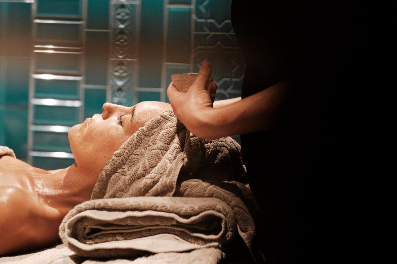 ホテル エリョレンク パルク デ ラ マル パルマ・デ・マリョルカ エクステリア 写真 A woman receiving a head massage