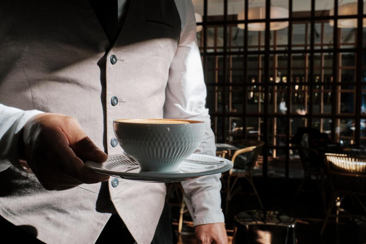 ホテル エリョレンク パルク デ ラ マル パルマ・デ・マリョルカ エクステリア 写真 A waiter serving coffee