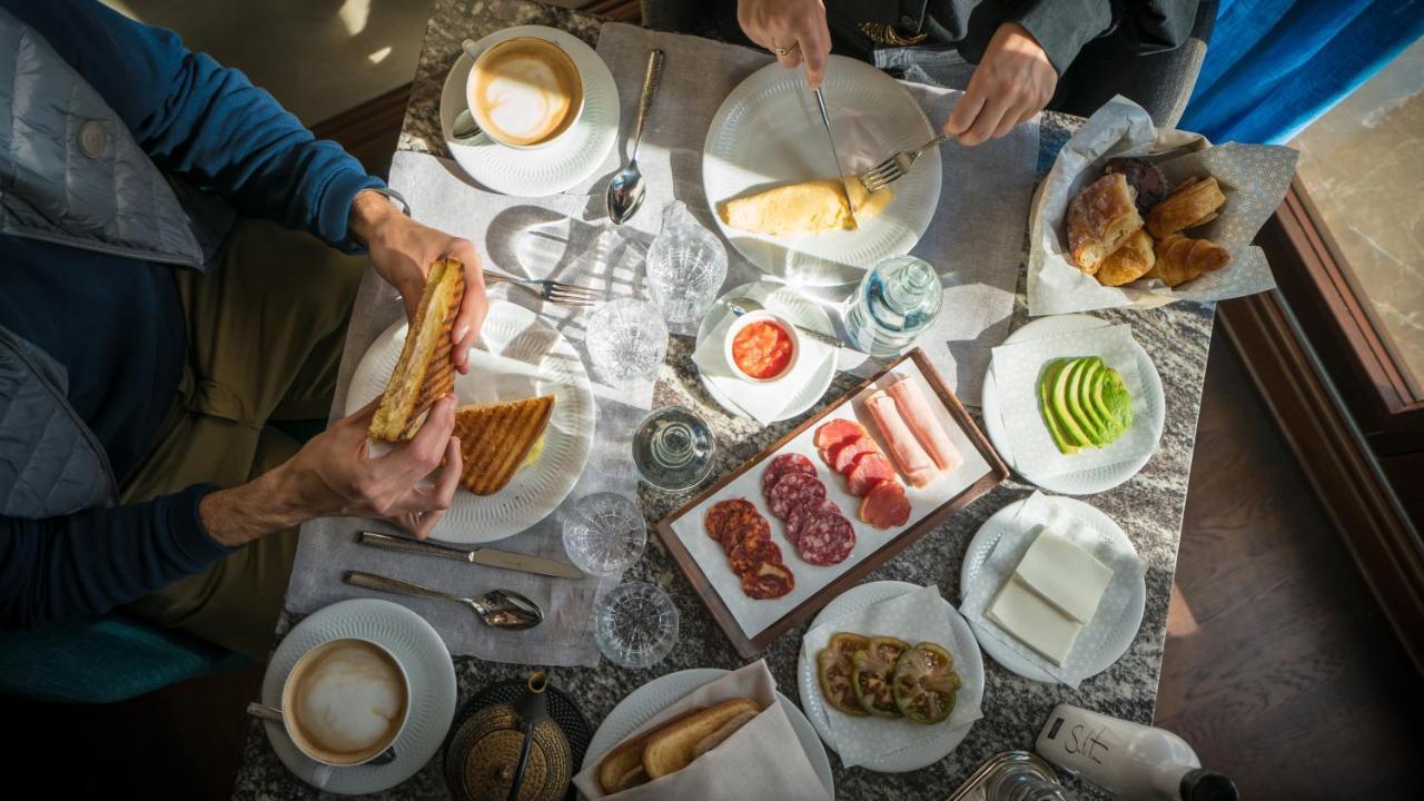 ホテル エリョレンク パルク デ ラ マル パルマ・デ・マリョルカ エクステリア 写真 A typical breakfast at the hotel