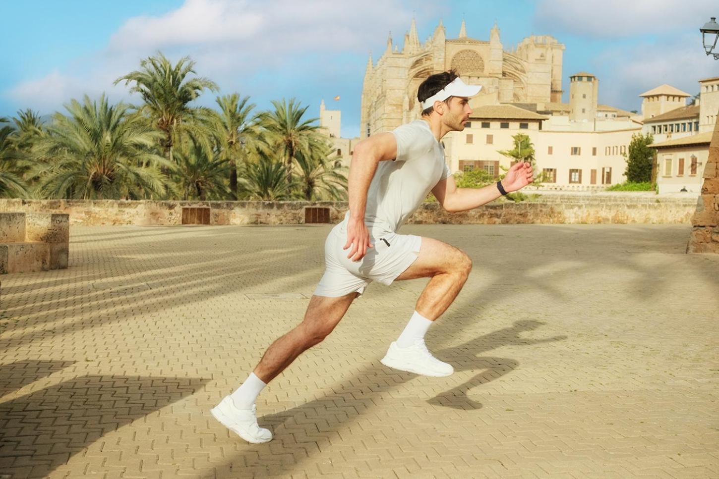 ホテル エリョレンク パルク デ ラ マル パルマ・デ・マリョルカ エクステリア 写真 A man running