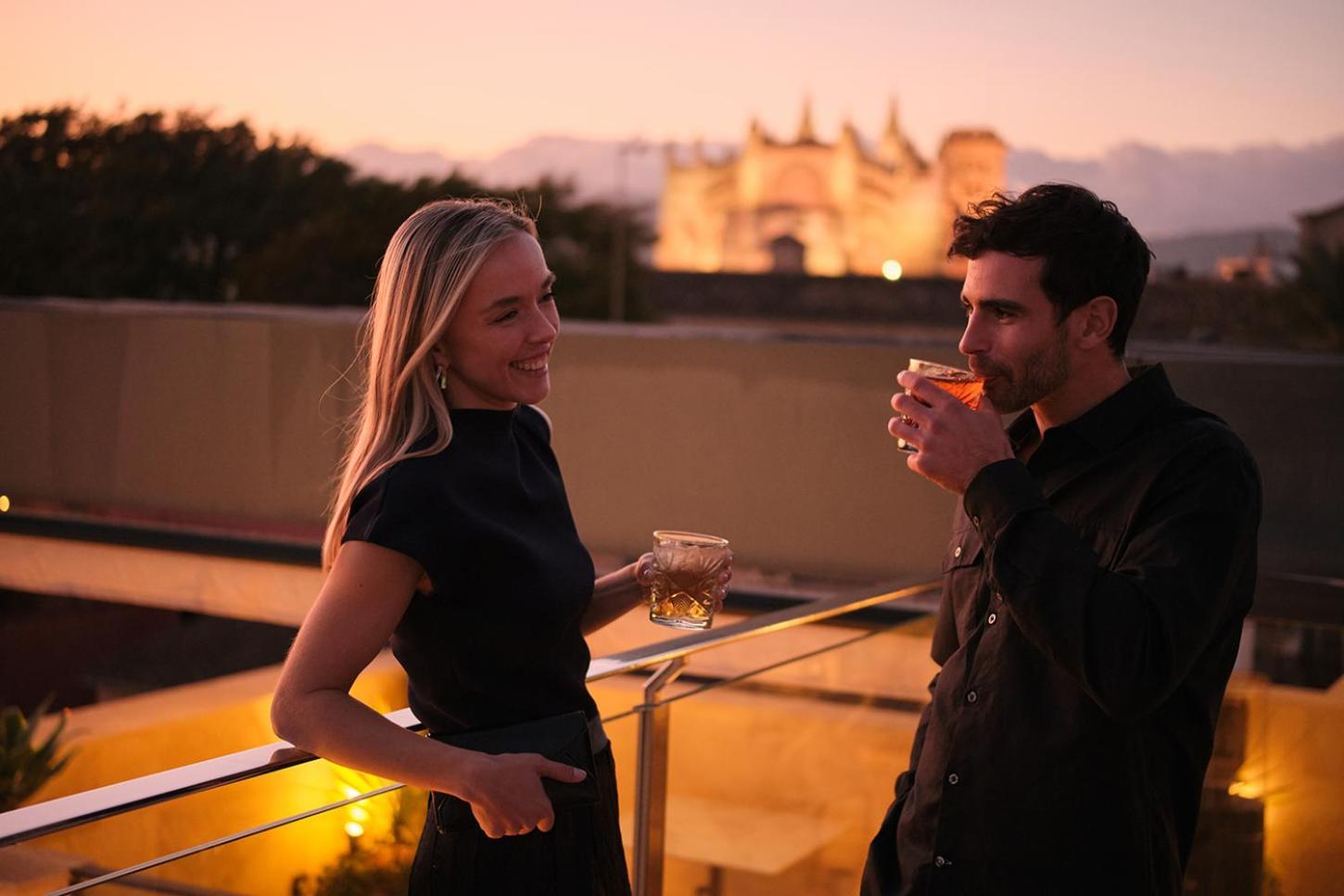 ホテル エリョレンク パルク デ ラ マル パルマ・デ・マリョルカ エクステリア 写真 A couple drinking cognac