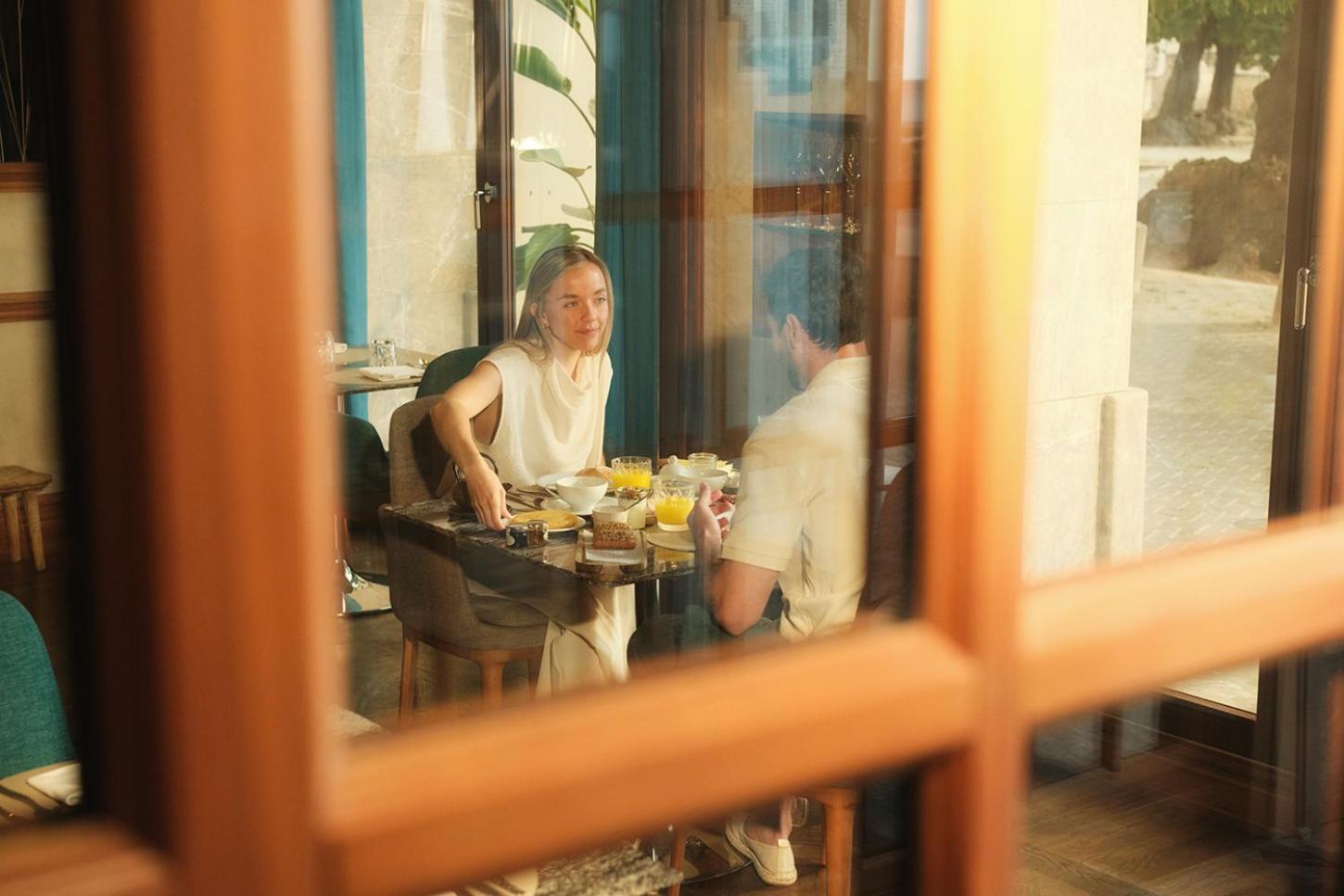 ホテル エリョレンク パルク デ ラ マル パルマ・デ・マリョルカ エクステリア 写真 A woman eating at a restaurant in Tbilisi