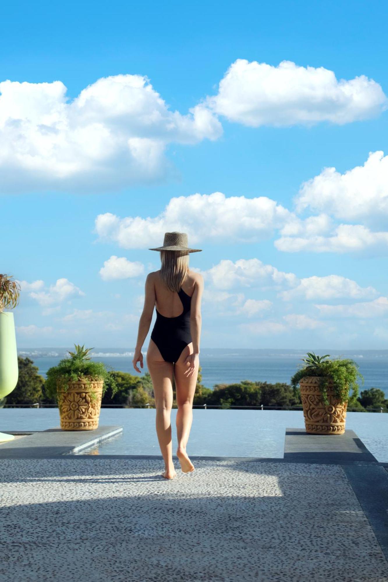 ホテル エリョレンク パルク デ ラ マル パルマ・デ・マリョルカ エクステリア 写真 A woman wearing a monokini