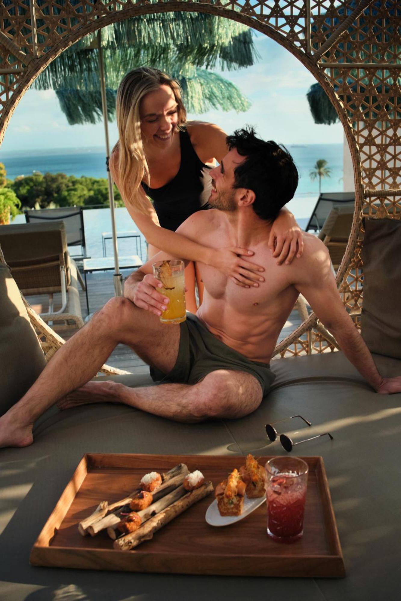 ホテル エリョレンク パルク デ ラ マル パルマ・デ・マリョルカ エクステリア 写真 A couple kissing