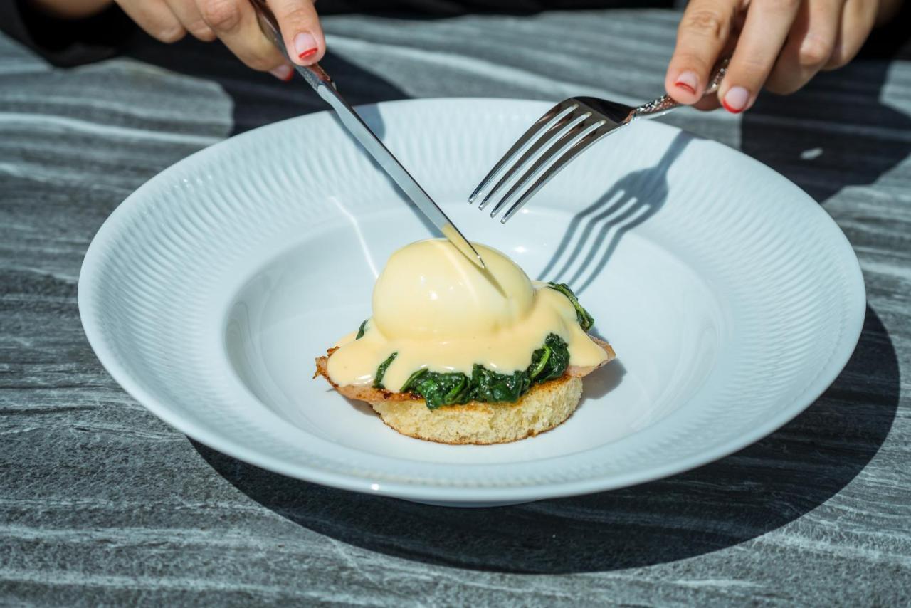 ホテル エリョレンク パルク デ ラ マル パルマ・デ・マリョルカ エクステリア 写真 A poached egg being cut with a knife and fork