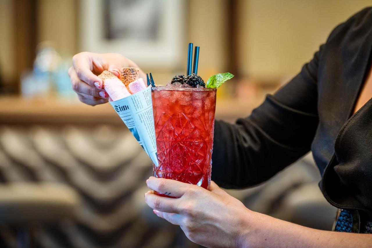 ホテル エリョレンク パルク デ ラ マル パルマ・デ・マリョルカ エクステリア 写真 A cocktail being served