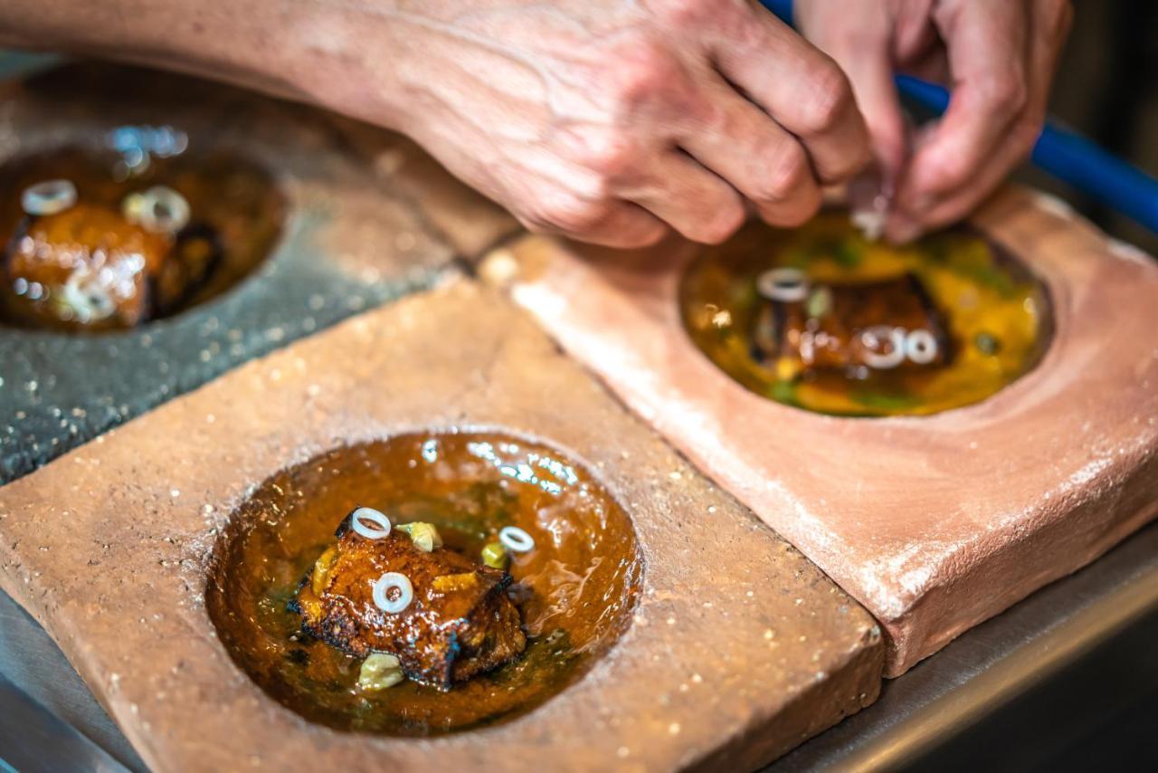 ホテル エリョレンク パルク デ ラ マル パルマ・デ・マリョルカ エクステリア 写真 A chef prepares a dish at the restaurant