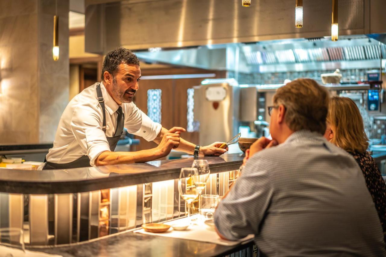 ホテル エリョレンク パルク デ ラ マル パルマ・デ・マリョルカ エクステリア 写真 A bartender at work