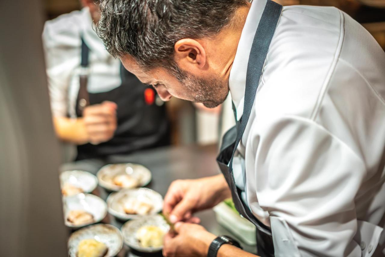 ホテル エリョレンク パルク デ ラ マル パルマ・デ・マリョルカ エクステリア 写真 Chef preparing food